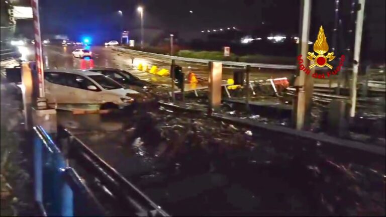 VIDEO-FOTO/ Alluvione lampo: i caschi rossi portano in salvo le persone bloccate nelle auto e in un supermercato