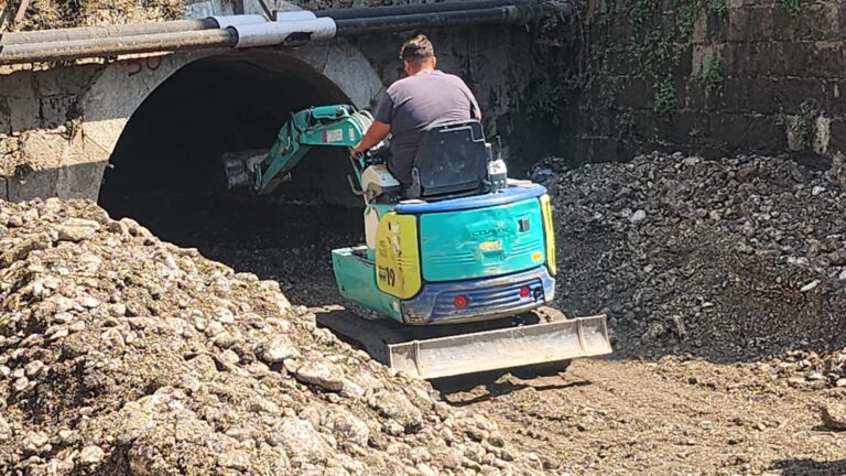 Mugnano, corsa contro il tempo per ripulire l’alveo del torrente tracimato