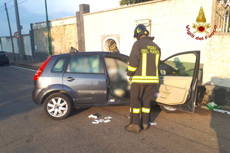 Incidente stradale a Grottolella: auto si schianta contro il muro del cimitero