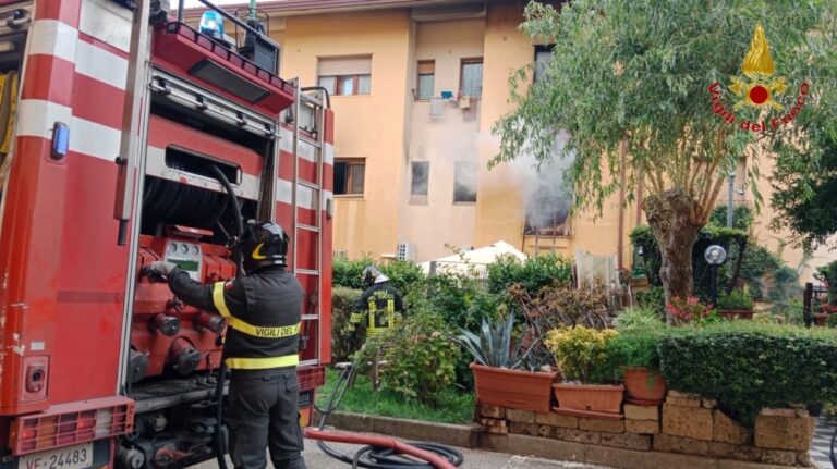 VIDEO/ Incendio al secondo piano di un’abitazione: messi in salvo due anziani