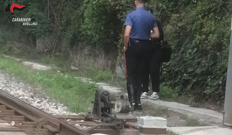 Mostra intenti suicidi avvicinandosi ai binari: 20enne salvata dai Carabinieri