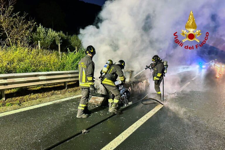 Incendio sull’A16: auto in transito prende fuoco