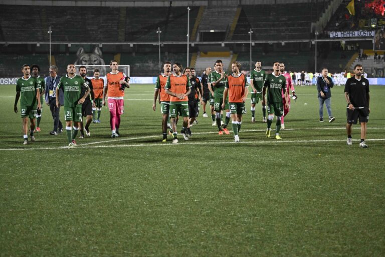 L’ Avellino non sa vincere: è 0 a 0 in casa contro il Cerignola. Contestazione della sud a fine gara