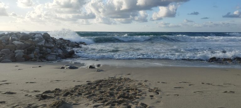 Finanziere di Avella salva uomo in balia delle onde a Capo Vaticano