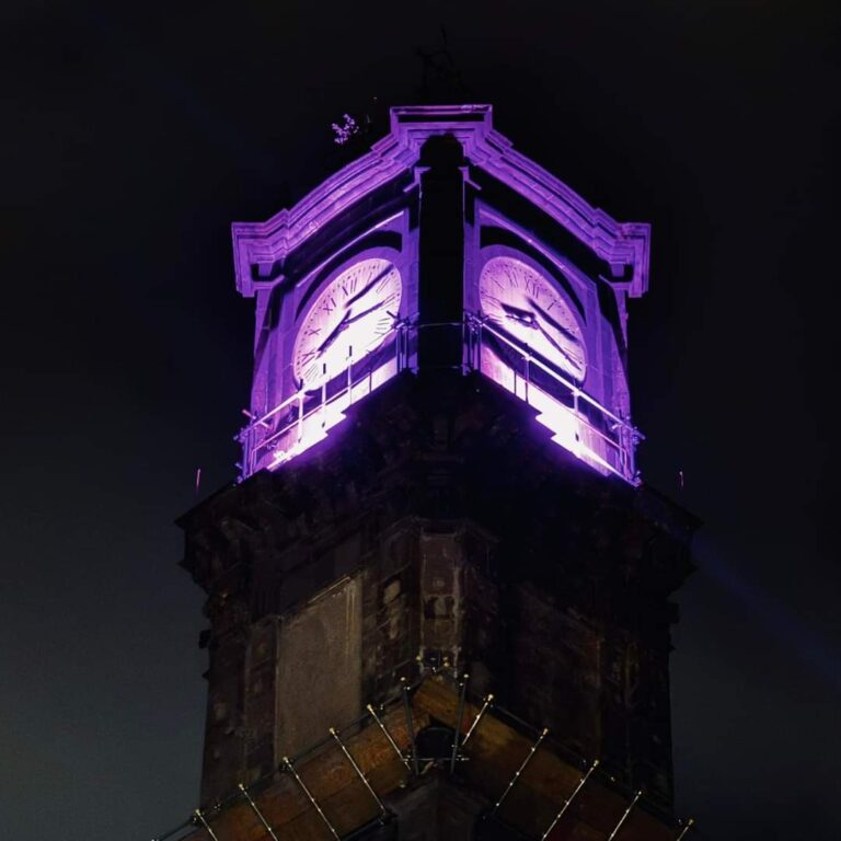 Tumori ginecologici, la Torre dell’Orologio viola per celebrare la giornata mondiale