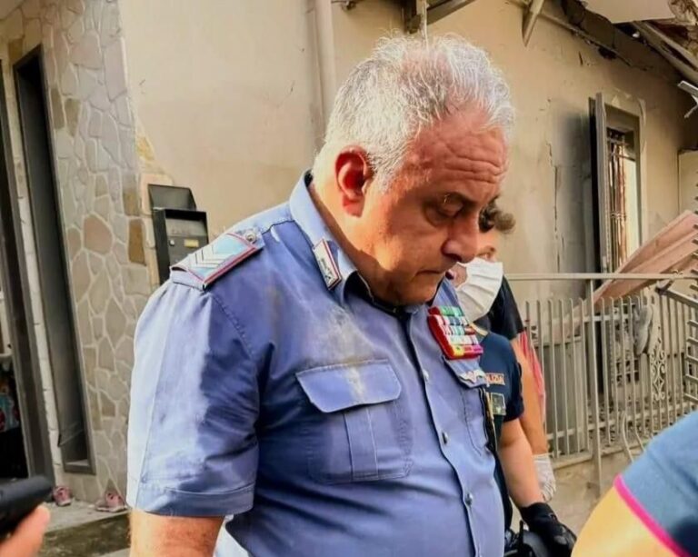 Crollo di Saviano, l’immagine “simbolo” del carabiniere  nella tragedia di ieri mattina