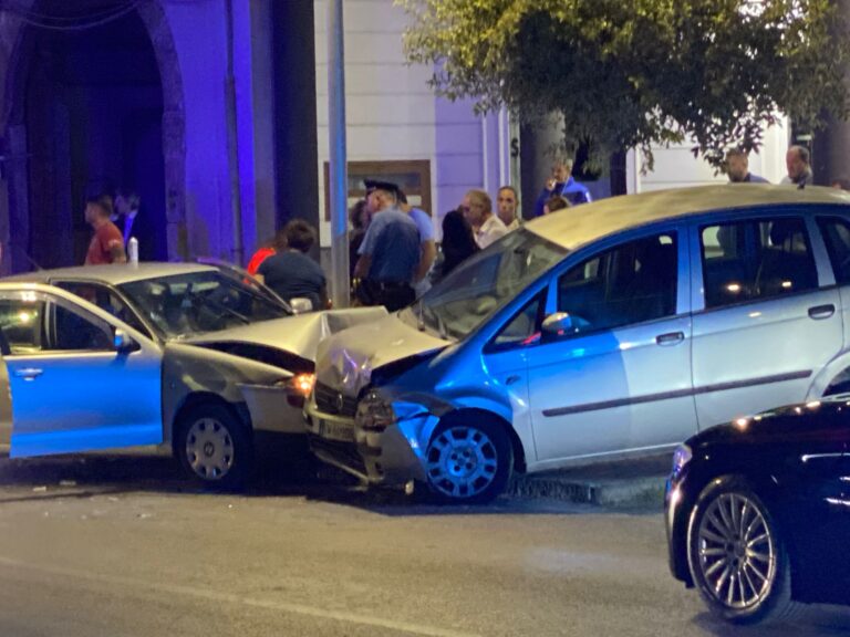 Si schianta contro auto in sosta: quattro feriti sulla Nazionale a Sperone