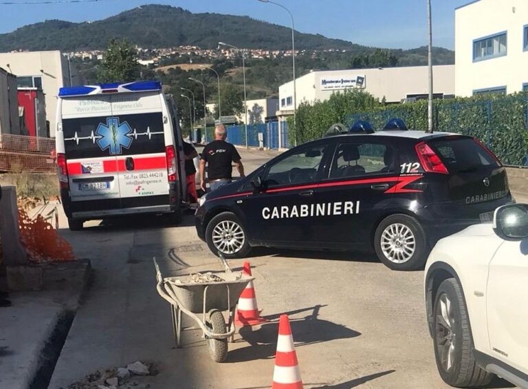 Incidente sul lavoro, 47enne investito dal suo trattore mentre tenta di spostarlo