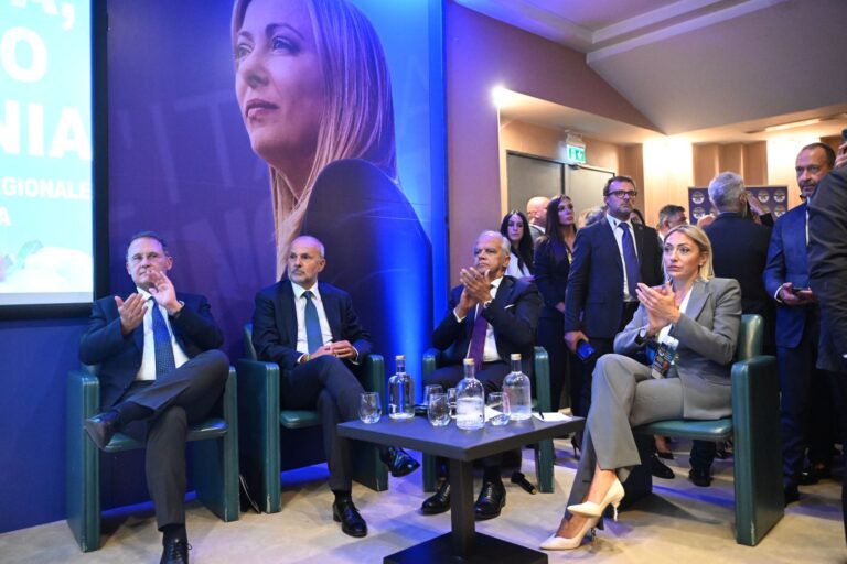 “Nessun avviso di sfratto a De Luca, serve foglio di via”. Da Avellino parte la campagna per le Regionali 2025