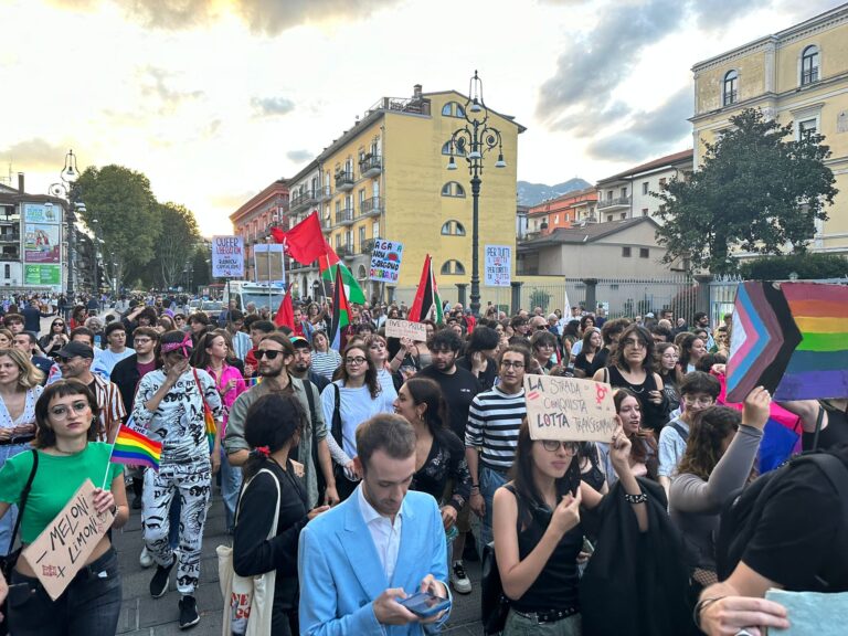 VIDEO-FOTO/ Ave ‘o Pride colora di arcobaleno le strade del centro