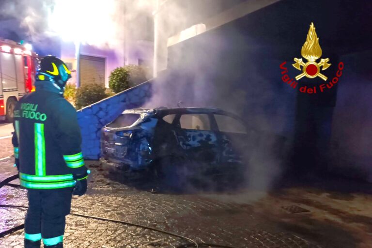 Vallesaccarda, nella notte in fiamme auto nel parcheggio comunale