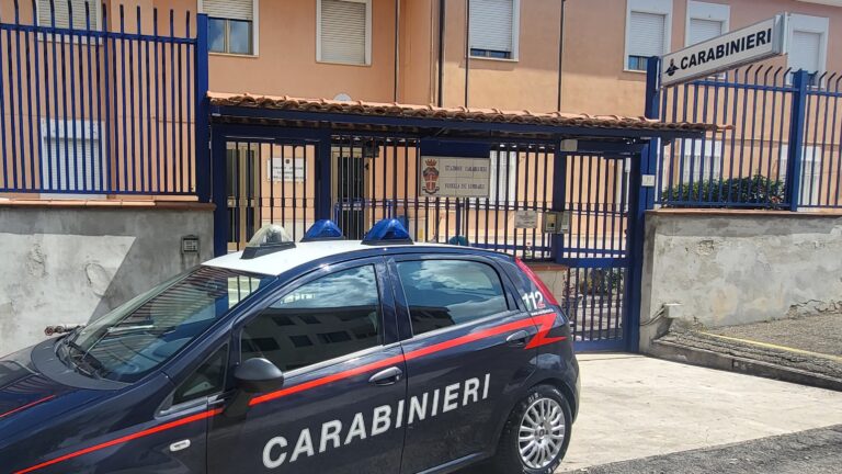 Al rifiuto dell’ennesima richiesta di denaro, spara contro l’auto della madre: arrestato