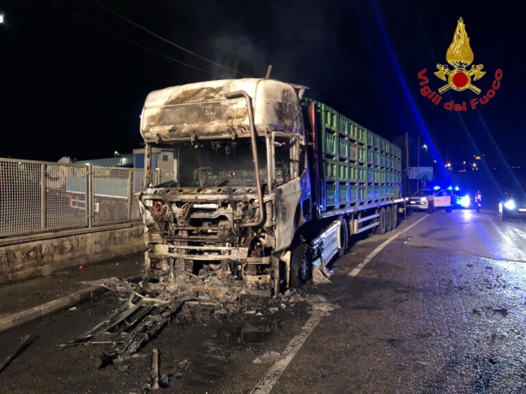 Incendio a Lacedonia: camion di pomodori in fiamme, salvo il conducente