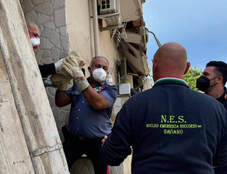 Il crollo di Saviano: due bimbi e nonna non ce l’hanno fatta: papà e bimbo di due anni estratti vivi