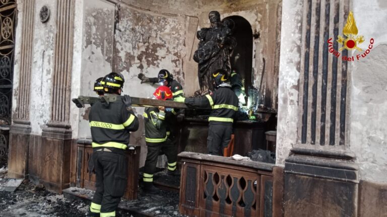 VIDEO/ Torre le Nocelle, incendio al Santuario: i caschi rossi recuperano tre statue sacre