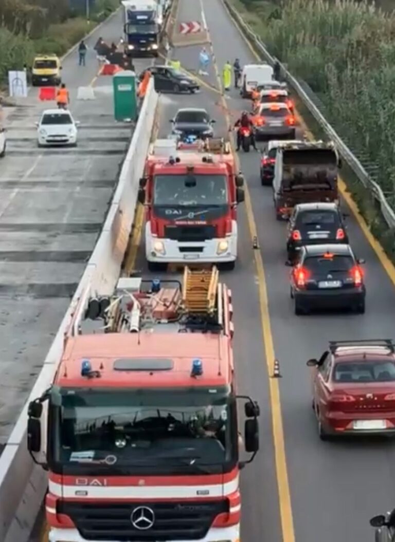 Auto si ribalta sul raccordo Salerno-Avellino: traffico in tilt