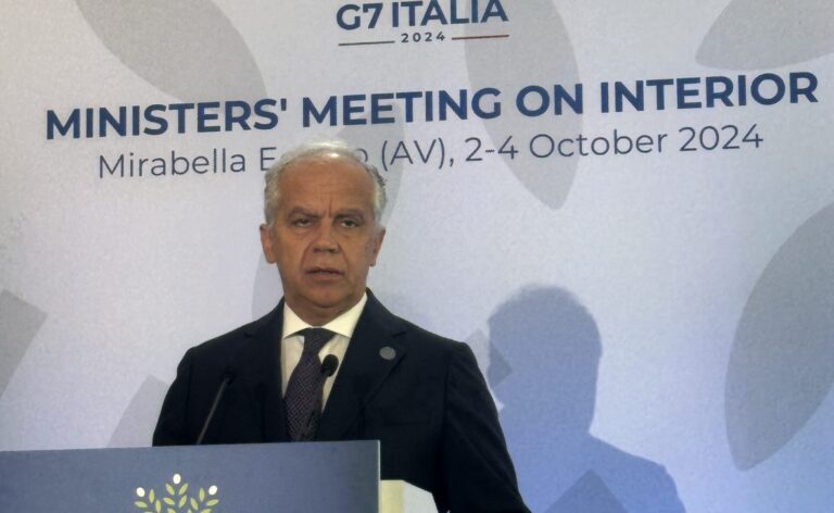 Meloni blinda Piantedosi: “Rimane al Viminale”