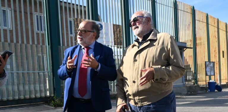 VIDEO/ “Appena quattro agenti in un istituto megagalattico”. Carcere Avellino, il sopralluogo dei garanti