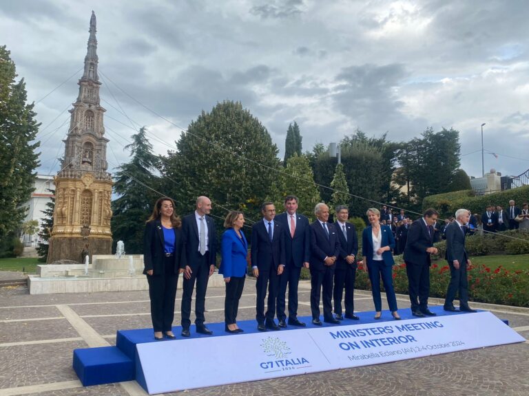 I Ministri del G7 sfidano la pioggia per omaggiare il Carro di Mirabella