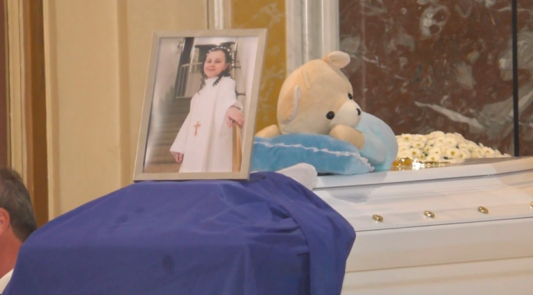 L’ultimo viaggio della piccola Francesca, con lei il suo peluche e il grembiule di scuola