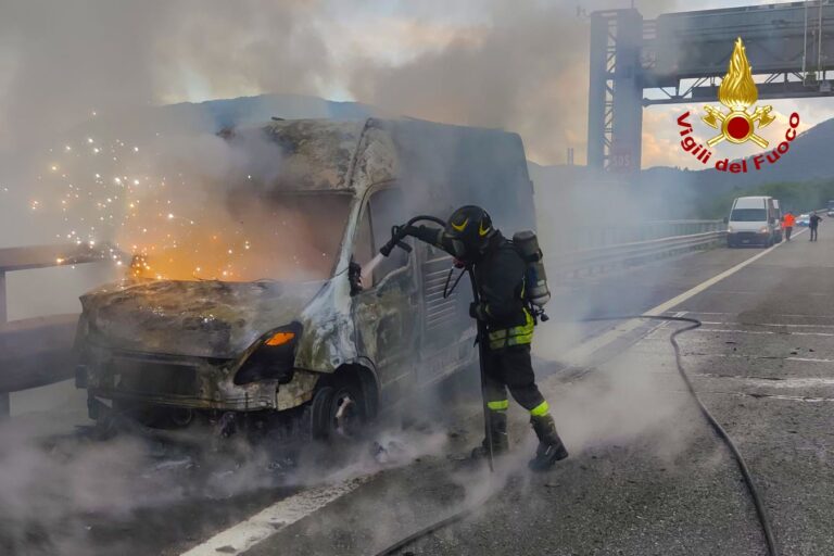 Due veicoli in fiamme sull’A16 nel tratto irpino: super lavoro per i caschi rossi