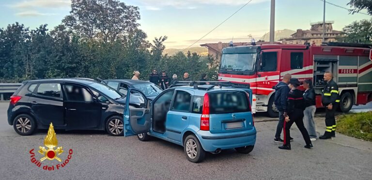 FOTO/ Scontro tra tre auto tra Valle e Mercogliano: tre i feriti