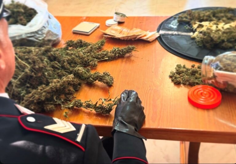 Nascondeva droga in casa, 20enne arrestato dai Carabinieri