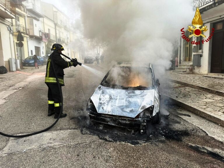 FOTO/ Calitri, auto in sosta prende fuoco