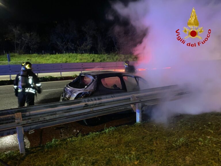 FOTO/ Incendio sull’autostrada A16: auto in transito avvolta dalle fiamme