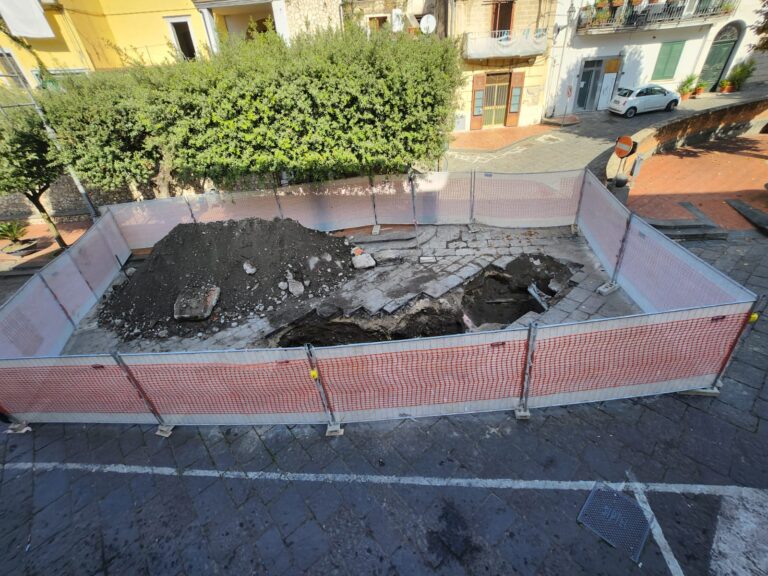 Cede il manto stradale, Piazza off limits a Lauro per i lavori di messa in sicurezza