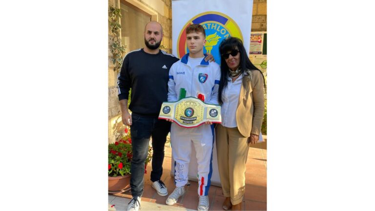 La Presidente del Panathlon Club di Ariano Irpino, Lucia Scrima, celebra i trionfi dei panatleti Michele Ferraro e Lorenzo Molinario, nuovo campione italiano WAKO PRO