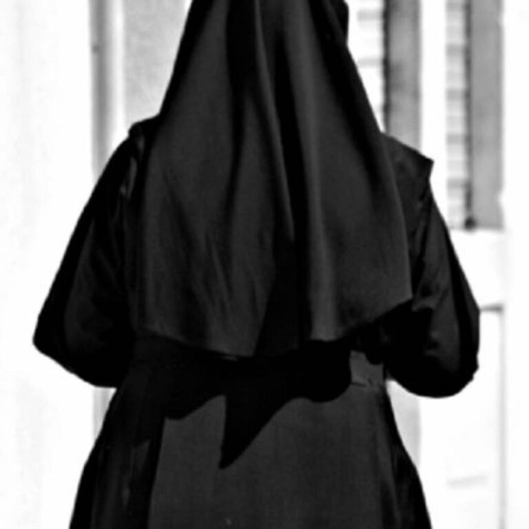 Lingotti, trasferimenti all’estero e monili nella cesta dei panni: cosi’ la suora nascondeva l’oro