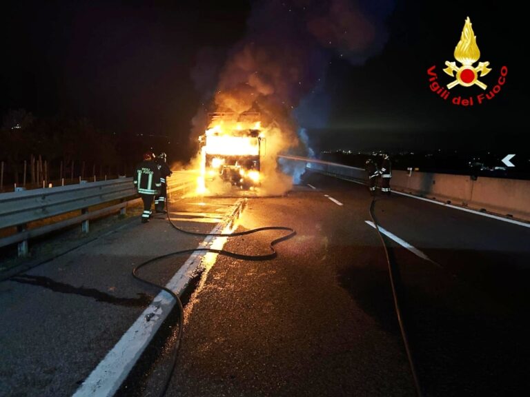 Intervento dei Vigili del Fuoco sull’A16: incendio a un autocarro blocca il traffico notturno