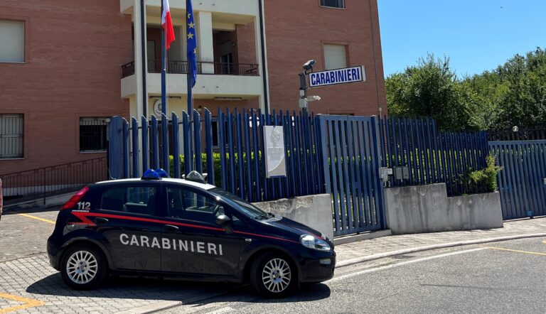 Picchiata dal fidanzato geloso per lo smartphone: divieto di avvicinamento