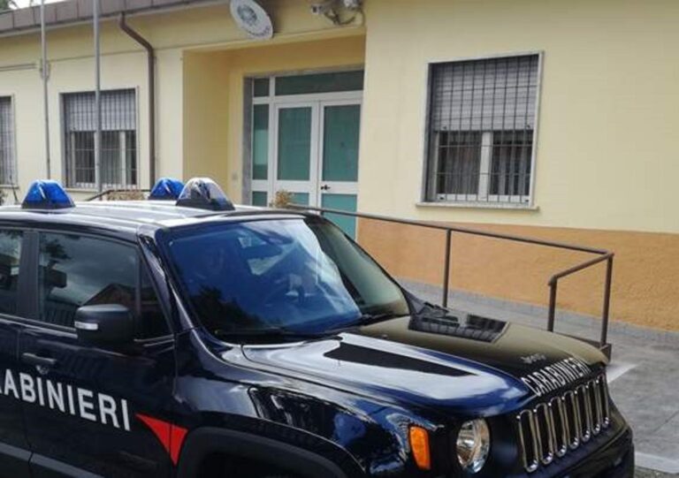 Infrange la vetrina di un negozio e ruba il distributore di cassa: i Carabinieri arrestano un 40enne