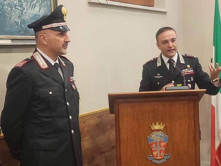 Il colonnello Albanese  presenta il nuovo comandante della stazione cittadina