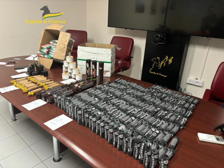 La Finanza di Avellino sequestra 3.000 addobbi natalizi e centinaia di fuochi illegali