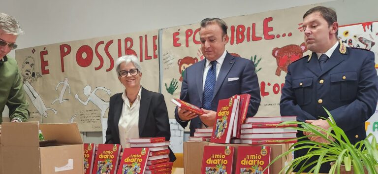 VIDEO/ Un “diario” per conoscere e stare vicini alla Polizia consegnato agli studenti di Quindici