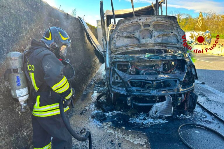 VIDEO e FOTO/ Furgone prende fuoco durante il transito