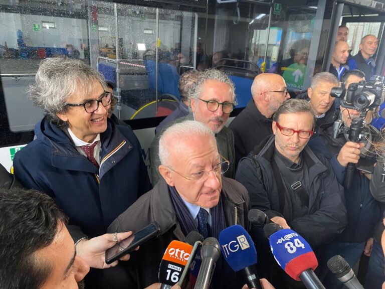 Multe annullate ai no vax, De Luca: una vergogna