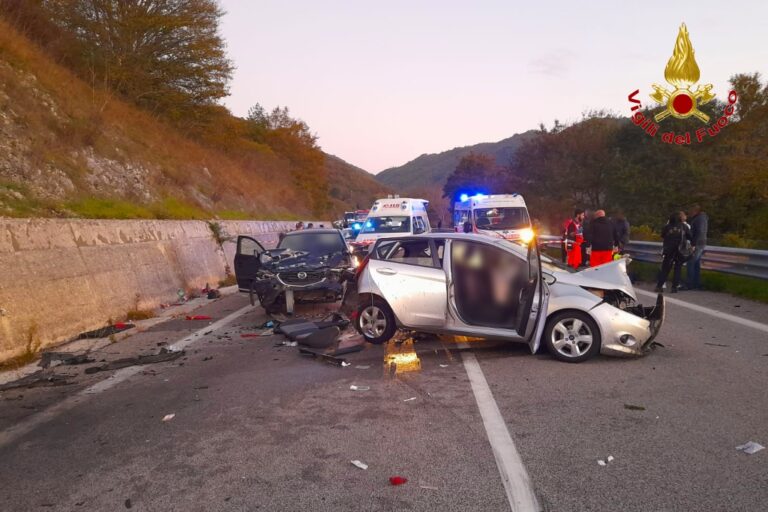 Le immagini del violento impatto sull’Ofantina bis: ore di intervento per i caschi rossi