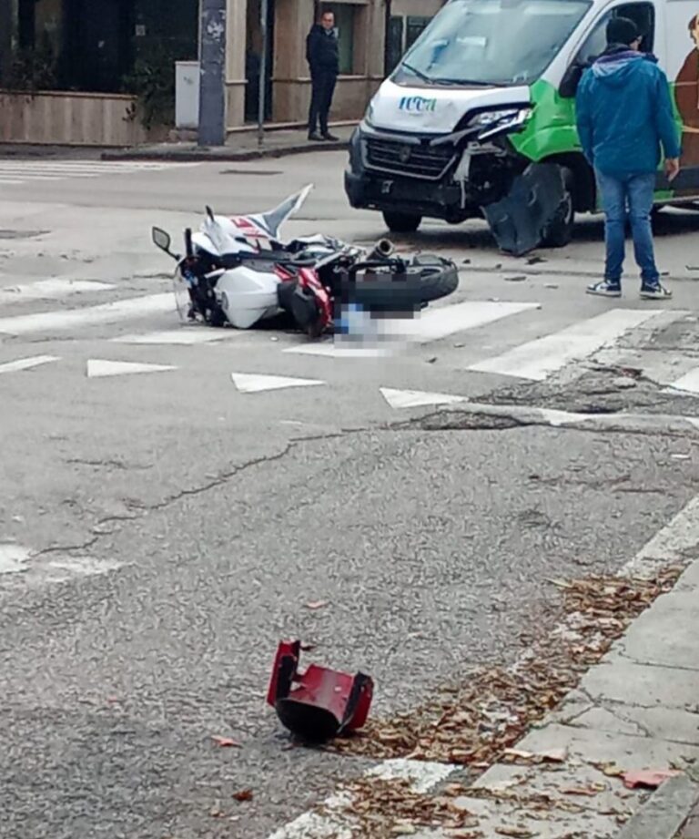 Scontro tra furgone e moto su Via Colombo: ragazza finisce al Moscati