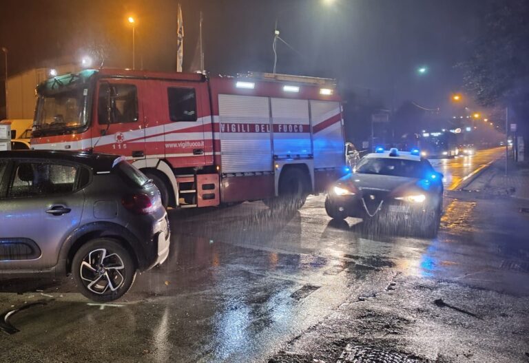 Scontro tra due auto ad Alvanella: donna incastrata nella vettura ed estratta dai Vigili del Fuoco