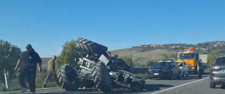 Incidente sulla Manna- Tre Torri, trattore si ribalta