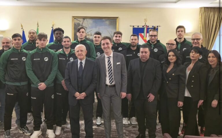 Vincenzo De Luca festeggia il successo dell’Avellino Basket in Serie A2