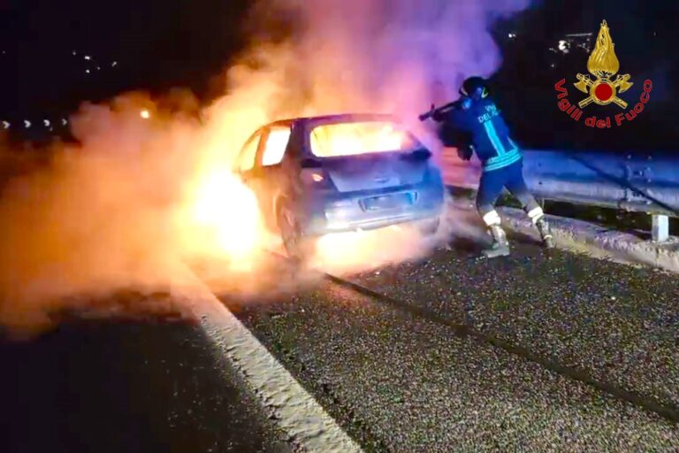 Fiamme sull’A16 nel tratto di Mercogliano: i caschi rossi evitano il peggio