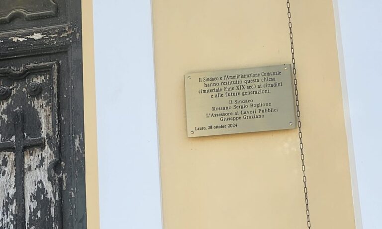 Chiesa restaurata al Cimitero, scoppia  la polemica per la “targa” del sindaco