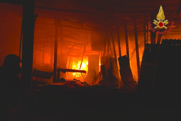 San Martino Valle Caudina, notte di fuoco nel deposito di un’azienda di traslochi