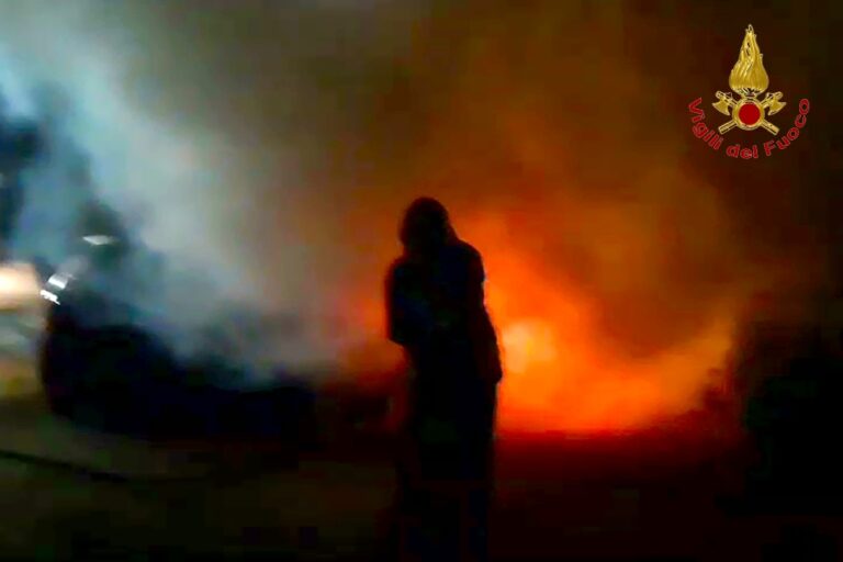 Auto in fiamme nella notte a San Felice di Capriglia