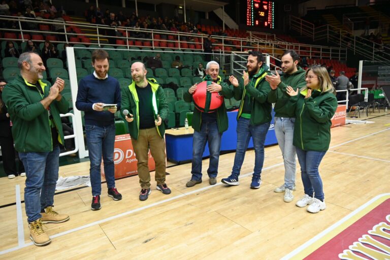 FOTO e VIDEO/ Il Pino Irpino Incontra l’Avellino Basket: il via alle prime donazioni di scarpe usate